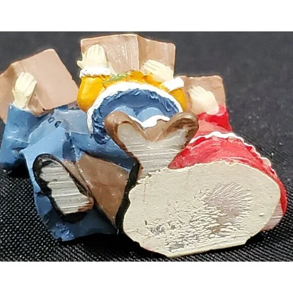 CAROLING FAMILY plastic Christmas Village small scale accessory figure figurine - Picture 10 of 11